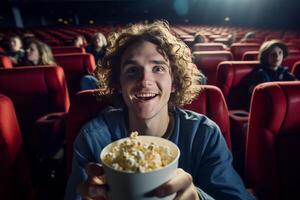 Mann Essen Popcorn im ein Film Theater, Sitzung und Essen Popcorn. ai generiert foto