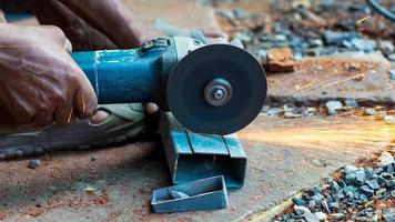 Arbeiter schneiden Stahlrohre mit Faserschneidern in Industriearbeiten für den Hausbau