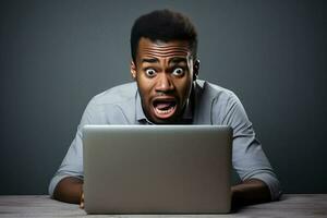 wütend jung afrikanisch amerikanisch suchen beim Laptop. ai generiert foto