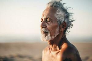 schließen oben Porträt alt reifen Mann tun Yoga auf das Strand. ai generiert foto