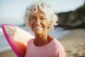 schließen oben Porträt von reifen Senior Frau mit Surfen Tafel. ai generiert foto
