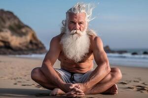 schließen oben Porträt alt reifen Mann tun Yoga auf das Strand. ai generiert foto