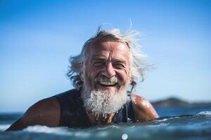 Porträt von reifen Senior Mann im das Meer. ai generiert foto