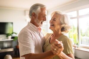 romantisch Senior Familie Paar Ehefrau und Mann Tanzen zu Musik- zusammen im Leben Zimmer. ai generiert foto