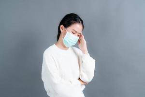 asiatische Frau mit medizinischer Gesichtsmaske schützt Filterstaub und Covid 19 foto
