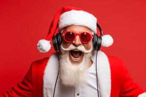 funky verrückt Santa claus dj Headset singen Lied Klang Melodie Hör mal zu Musik- auf rot Hintergrund. ai generiert foto