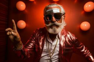 alt Mann grau Bart halt Jahrgang Disko Ball tanzen funky tragen Santa Weihnachten Kostüm. ai generiert foto