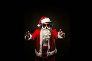 funky verrückt Santa claus dj Headset singen Lied Klang Melodie Hör mal zu Musik- auf schwarz Hintergrund. ai generiert foto