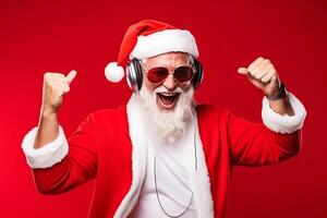 funky verrückt Santa claus dj Headset singen Lied Klang Melodie Hör mal zu Musik- auf rot Hintergrund. ai generiert foto