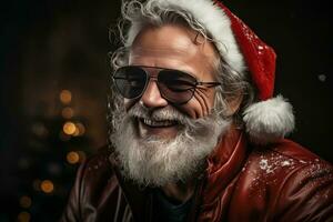 Taille oben Porträt von funky Santa tragen Sonnenbrille und lächelnd beim Kamera. ai generiert foto