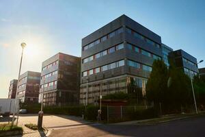 modern Büro Gebäude mit Grün Bäume foto