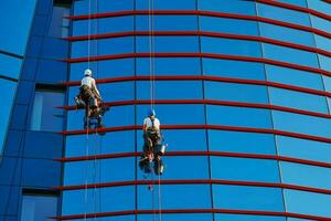 Arbeitskräfte Reinigung Fenster im Geschäft Center im Wolkenkratzer foto