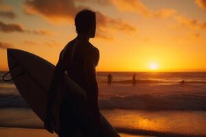 Mann mit Surfbrett auf Meer Strand beim Sonnenuntergang. generativ ai foto