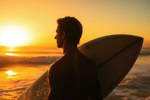 Mann mit Surfbrett auf Meer Strand beim Sonnenuntergang. generativ ai foto