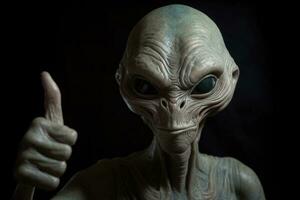 Außerirdischer Humanoid zeigt an Daumen oben Geste auf dunkel Hintergrund. generativ ai foto