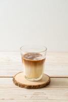 schmutziger Kaffee oder kalte Milch mit heißem Espresso-Kaffee-Shot foto