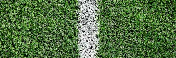 Grün Gras auf Sport Feld mit Weiß Linie foto
