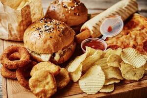 ungesund Produkte und Müll Lebensmittel. anders Typen von Fast Food und Snacks auf das Tisch, Nahaufnahme. wegbringen Essen foto