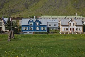 Häuser im traditionellen Stil mit Blick auf den Tungata-Platz in Isafjördur in Island foto