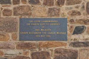 Widmung an Königin Elizabeth, die Königinmutter, zum Gedenken an das Datum ihres vierten Besuchs auf Guernsey