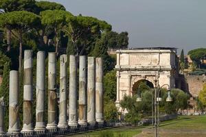 Touristen, die die archäologische Stätte des Forum Romanum in Rom besuchen foto