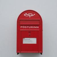 isolierter isländischer Postbriefkasten