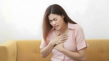 asiatisch Frau mit Truhe Schmerz. Herz Attacke geduldig. ai generiert foto