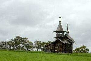 Karelien, Russland. Kischi Insel von das Glocke Turm. historisch Seite? ˅ von hölzern Kirchen. Museum Reservieren. See onega foto