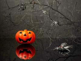 Halloween Kürbis mit Spinnen im ein unheimlich Platz beim Nacht foto