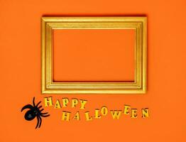 Halloween Dekorationen auf ein Orange Hintergrund. Schmuckstücke, ein glücklich Halloween Inschrift und ein Rahmen mit ein Platz zum Text foto