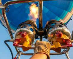 das Piloten Arm beinhaltet Gas Ausrüstung zu füllen das Ballon Kuppel mit heiß luft.hell Verbrennung Flamme Innerhalb das Luft Ballon foto