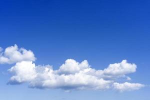 natürlicher blauer himmelhintergrund mit schönen weißen wolken foto