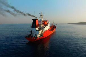 Luftaufnahme der Seelandschaft mit einem roten Schiff vor dem Meereshintergrund