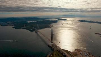 Seestück mit Blick auf die russische Brücke foto