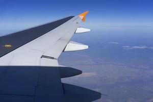 Flugzeugflügel im Hintergrund der Landschaft foto