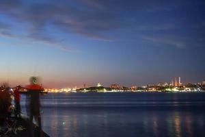 Seestück mit Fischern in der blauen Stunde foto