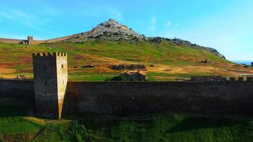 Luftaufnahme der Landschaft mit Blick auf die genuesische Festung foto