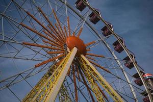 Riesenrad in einem Nachtpark Unterhaltung im Park foto