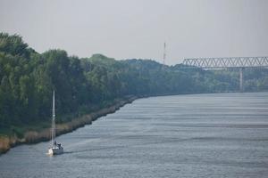 Boot segelt durch den Kieler Kanal in Deutschland foto