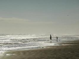 Mann und Kind am Strand foto