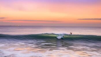 Surfen Männer Fang Wellen beim Dämmerung, genießen extrem Sport Spaß generiert durch ai foto