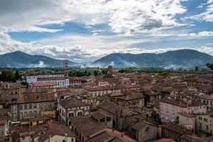 ein panoramablick über lucca foto