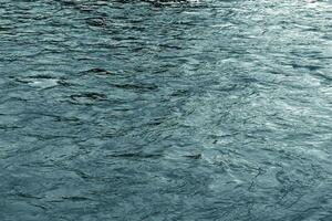 das Textur von das Wasser von das Fluss. natürlich Wasser Hintergrund mit Wellen und Wellen. foto