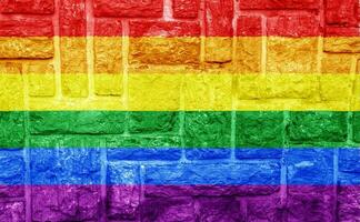 Flagge von das lgbt Gemeinschaft auf das Hintergrund von ein Stein Mauer. Regenbogen Symbol von Fröhlich Kultur. Konzept Collage. Illustration Symbol von Stolz. foto