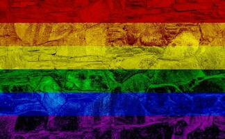 Flagge von das lgbt Gemeinschaft auf das Hintergrund von ein Stein Mauer. Regenbogen Symbol von Fröhlich Kultur. Konzept Collage. Illustration Symbol von Stolz. foto