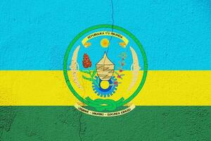 Flagge von Republik von Ruanda auf ein texturiert Hintergrund. Konzept Collage. foto