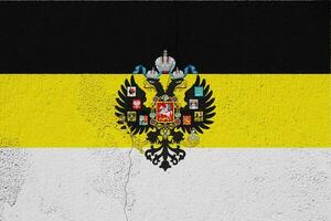 Russisch Kaiserliche Flagge mit ein doppelköpfig Adler. das zuerst offiziell Zustand Flagge von das Russisch Reich und das Flagge zum Feierlichkeiten auf das Textur. Konzept Collage. foto