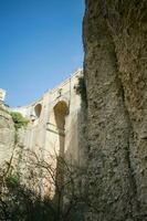 ein Aussicht von unterhalb das alt Brücke Kreuzung beim Ronda foto