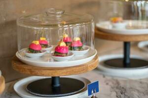 Rosa Süss Dessert einstellen beim Luxus Hotel foto