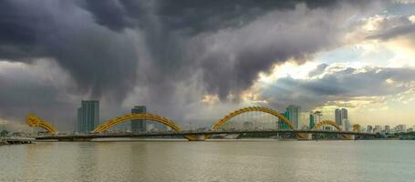 Drachen Brücke mit Han Fluss im da nang Stadt. Wahrzeichen und Beliebt zum Tourist Attraktion. Vietnam und Süd-Ost Asien Reise Konzept foto